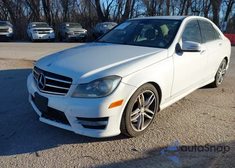 2013 Mercedes-Benz C 300 Sport 4Matic z USA, uszkodzony, nr VIN WDDGF8AB5DR241653